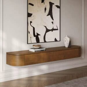 Strakke houten wandmeubel met abstract kunstwerk en decoratieve accessoires in een moderne interieurstijl.