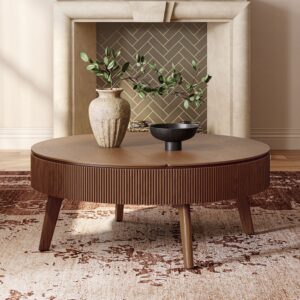Modern houten salontafel met grooved zijrand in huis met centrale open haard en elegante accessoires, perfect voor een stijlvolle woonkamer in Scandinavische of minimalistische stijl.