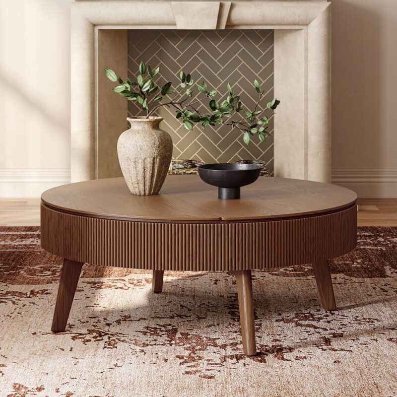Modern houten salontafel met grooved zijrand in huis met centrale open haard en elegante accessoires, perfect voor een stijlvolle woonkamer in Scandinavische of minimalistische stijl.