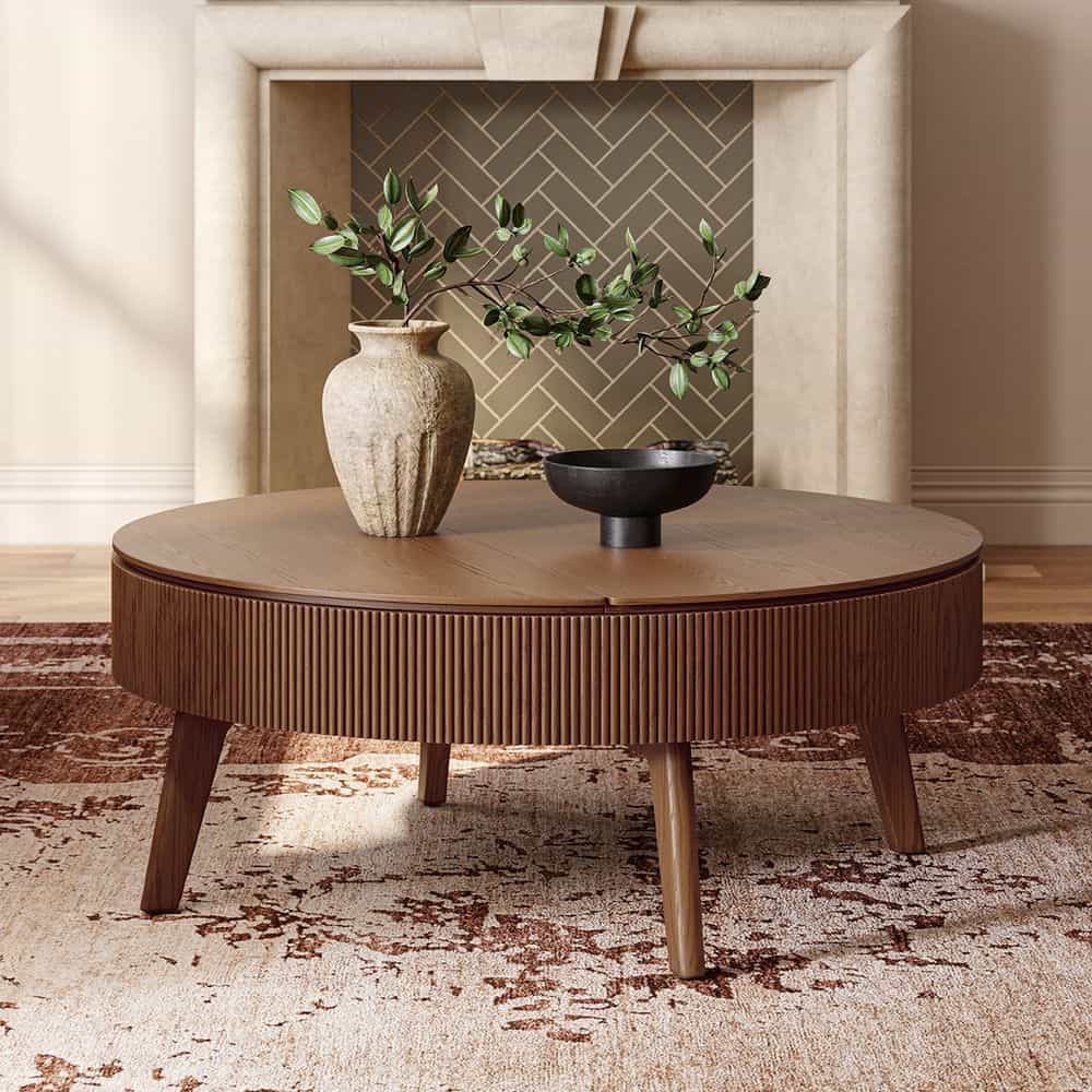 Modern houten salontafel met grooved zijrand in huis met centrale open haard en elegante accessoires, perfect voor een stijlvolle woonkamer in Scandinavische of minimalistische stijl.