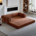 Zacht stoffen luie bank in terrakleur met verstelbare zijleuningen, modern woonkamer met houtenvloer en natuurlijke lichtinval.