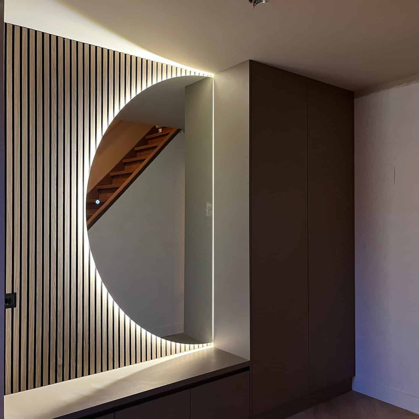 LED spiegel met halve maan vorm, ideaal voor moderne badkamers en slaapkamers. Verlicht en stijlvol ontwerp met energiezuinige LED-verlichting, perfect voor functioneel en decoratief gebruik.