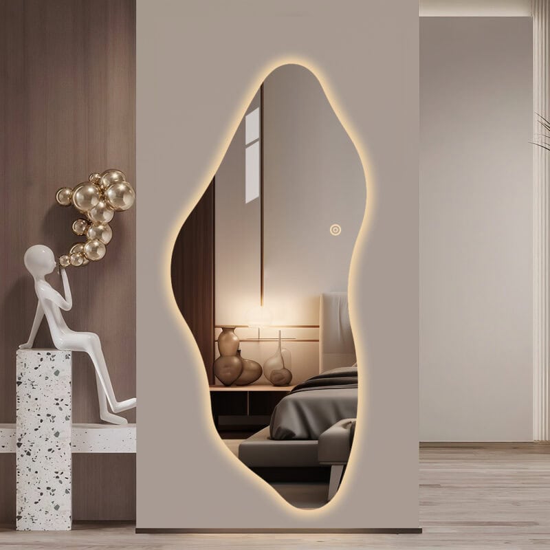 Uniek design spiegel met LED-verlichting in een modern interieur. Perfect voor een stijlvolle en functionele inrichting.