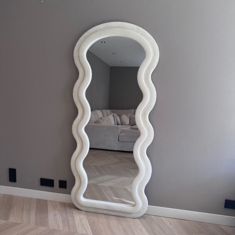 Elegant wit houten randelijk staand spiegel met sierlijke golvende rand voor modern interieurdesign.