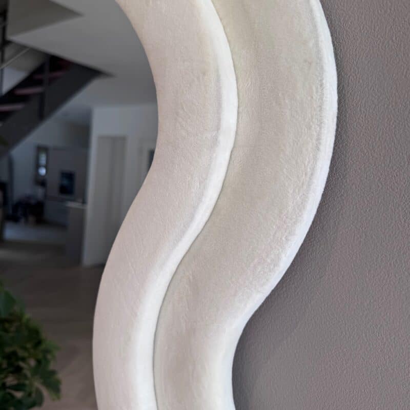 Luxe lambrisering in een modern interieur met zachte beige en witte tinten voor een elegante uitstraling. Perfect voor stijlvolle woonruimtes en decoratie met textuur en comfort.
