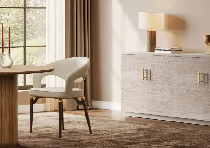 Lichte, moderne woonkamer met stijlvolle witte fauteuil en lichte houten meubels, natuurlijke lichtinval, sfeervolle decoratie voor een gezellige woonruimte.