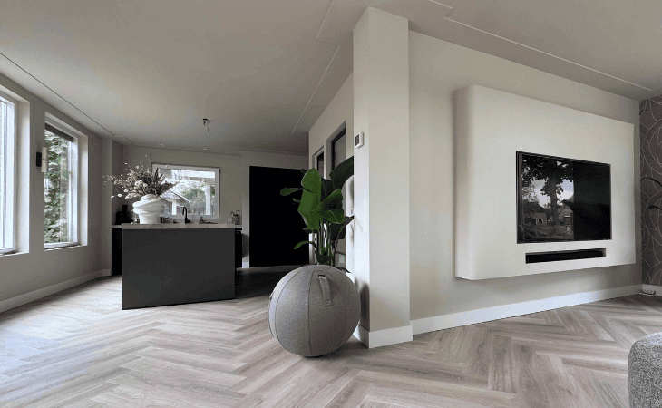 Modern woonkamer met minimalistisch interieur, grote ramen en een stijlvolle televisiewand, perfect voor een comfortabele en elegante woonruimte.
