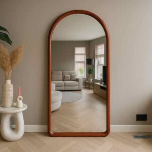 Stijlvolle woonkamer met grote ronde spiegel, minimalistisch interieur, natuurlijke kleuren en moderne decoratie, perfect voor een gezellige en trendy woonruimte.