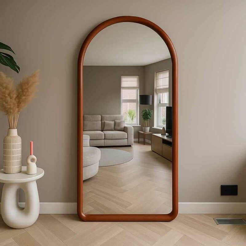 Stijlvolle woonkamer met grote ronde spiegel, minimalistisch interieur, natuurlijke kleuren en moderne decoratie, perfect voor een gezellige en trendy woonruimte.