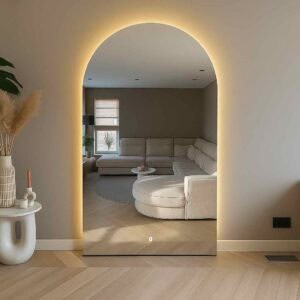 Elegante spiegel met warme omgevingsverlichting in een modern woonkamer, creëert een ruimtelijk en sfeervol interieur met minimalistische decoratie en natuurlijke tinten.