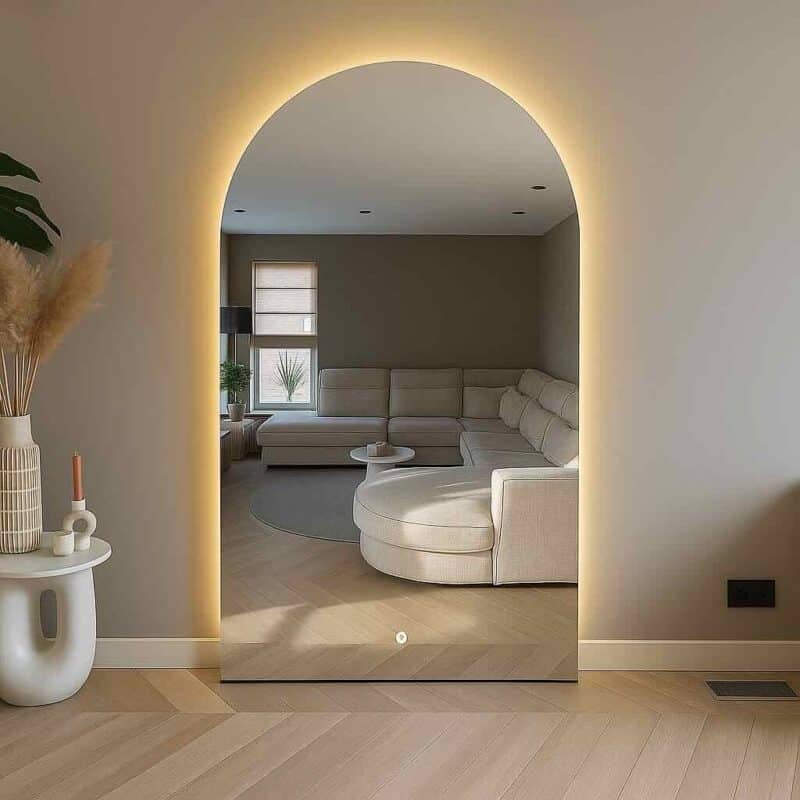 LunaXL-Framelerss-led Elegante spiegel met warme omgevingsverlichting in een modern woonkamer, creëert een ruimtelijk en sfeervol interieur met minimalistische decoratie en natuurlijke tinten.