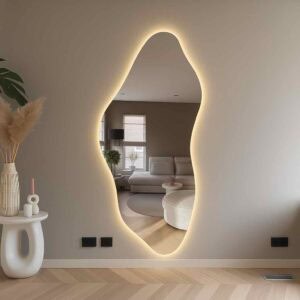 Unieke modern gevormde spiegel met LED-verlichting in woonkamer, stijlvolle interieurdecoratie voor luxe en comfort.