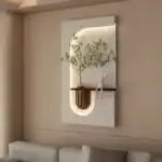 Moderne Skylar wanddecoratie met planten en kat, perfect voor een stijlvolle woonkamer. Minimalistisch design met natuurlijke elementen en zachte verlichting voor een rustgevende sfeer.